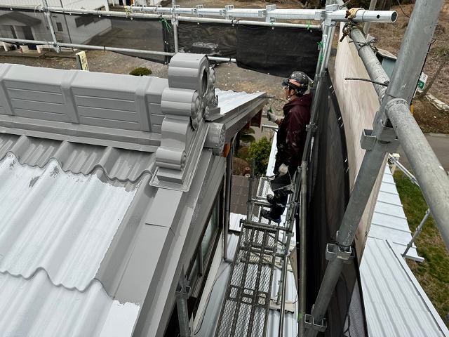 金属瓦屋根の塗装　中塗り